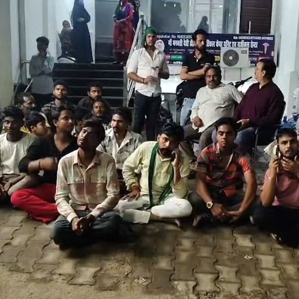 इटावा में गलत ऑपरेशन का आरोप, अस्पताल के बाहर हंगामा:परिजनों ने डॉक्टर पर लापरवाही का आरोप लगाया, 5 लाख लेने का भी आरोप