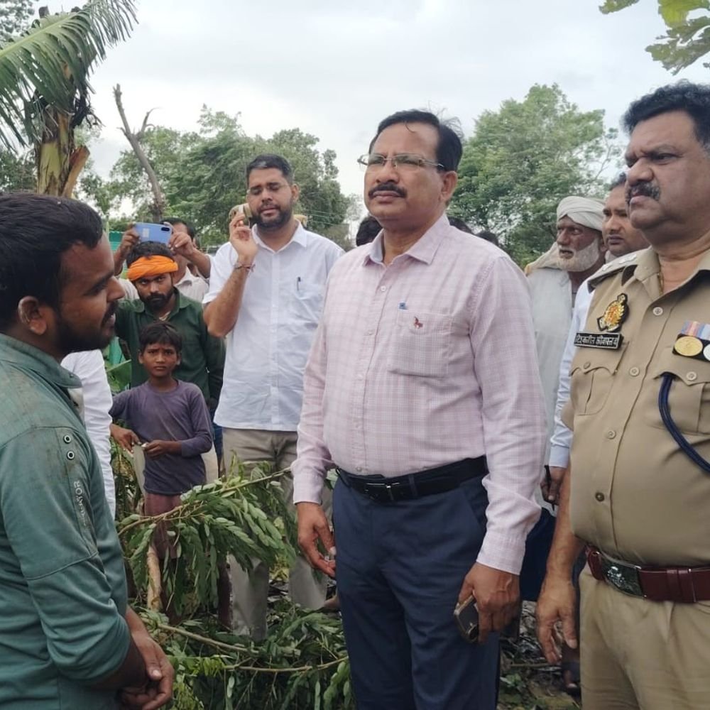 घाघरा खतरे के निशान से ऊपर, डीएम ने लिया जायजा:बहराइच में फसल नुकसान के सर्वे कराने के दिए निर्देश, बारिश से बढ़ा जलस्तर
