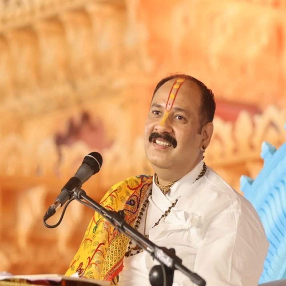 प्रदीप मिश्रा ने कहा- विश्वास के साथ कर्म भी जरूरी:बरसाना में शिव महापुराण कथा के पहले दिन उमड़ी भीड़, DM-SSP भी पहुंचे