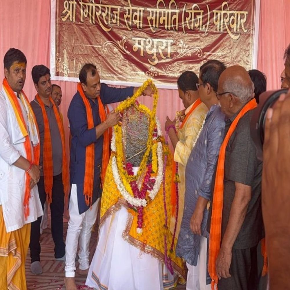 गिरिराज जी का हुआ पंचरत्नम महाभिषेक:शास्त्रीय संगीत पर थिरकते रहे भक्त, आज अर्पित होगा 21 टन दिव्य 56 भोग
