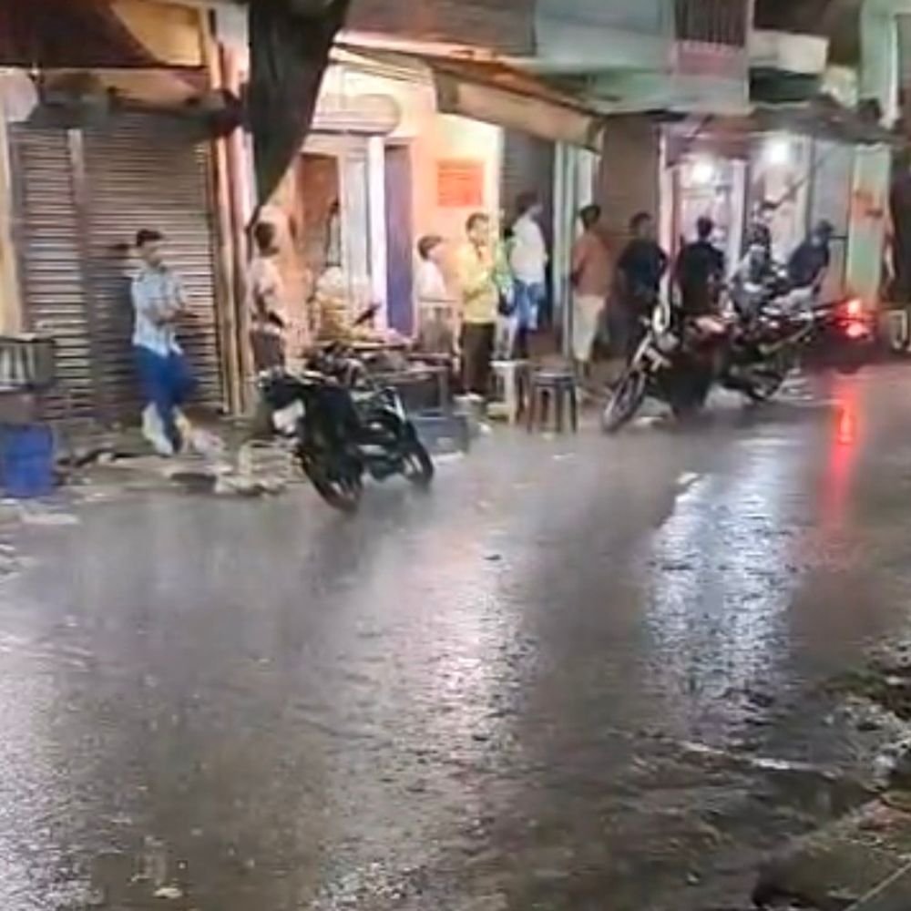 कौशांबी में भारी बारिश के चलते स्कूल बंद:प्राइमरी से 12वीं तक के सभी स्कूल कल बंद रहेंगे, तापमान 9 डिग्री गिरा