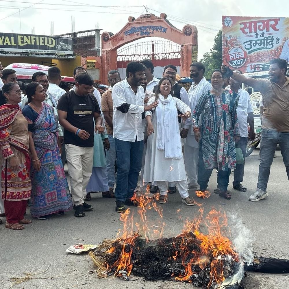 सीतापुर में कांग्रेसियों का प्रदर्शन,ज्ञानेश के खिलाफ कार्रवाई की मांग:GIC चौराहे तक निकाला जुलूस, पुतला फूंकने के दौरान सड़क जाम को लेकर पुलिस से झड़प