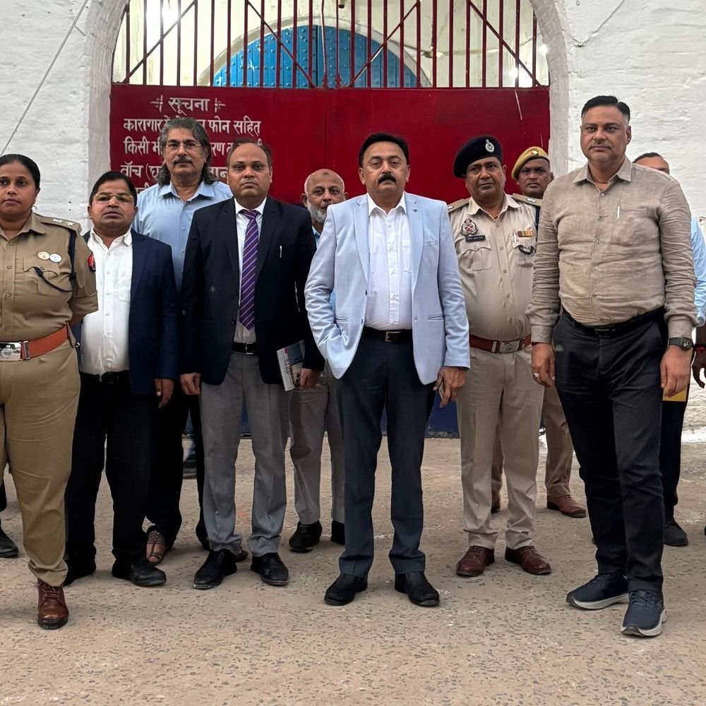 मिर्जापुर जेल का जनपद न्यायाधीश, डीएम, एसपी ने किया निरीक्षण:पुरुष-महिला बैरक, अस्पताल और रसोई की व्यवस्थाएं परखीं, बंदियों से भी बात की