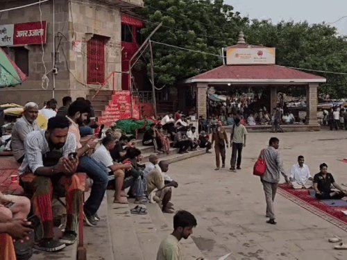 वाराणसी में घाट की तरफ फिर बढ़ी गंगा:छोटे मंदिर हुए जलमग्न, मौसम वैज्ञानिक बोले- अगले 1 सप्ताह में 3-4 डिग्री बढ़ेगा पारा