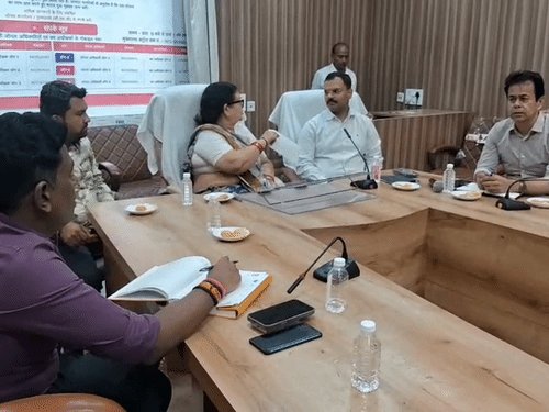 त्योहारों से पहले सड़कों को दुरुस्त करने का दावा:महापौर ने बजरी हटाने के दिए निर्देश, लापरवाही पर तय होगी अधिकारियों की जवाबदेही