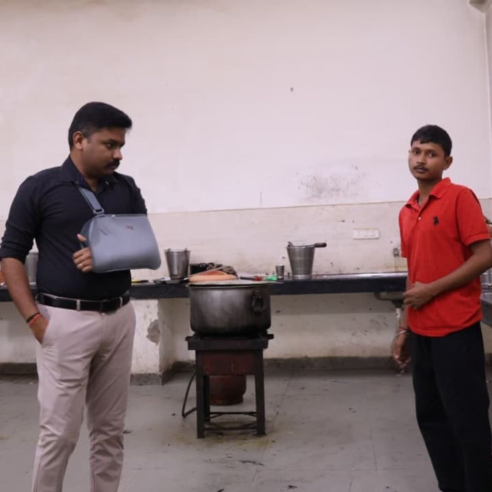 अमेठी में SP रात को गौरीगंज थाने पहुंचे:रात्रि गणना, डायल-112 और मेस का जायजा लिया, जवानों के साथ खाया खाना