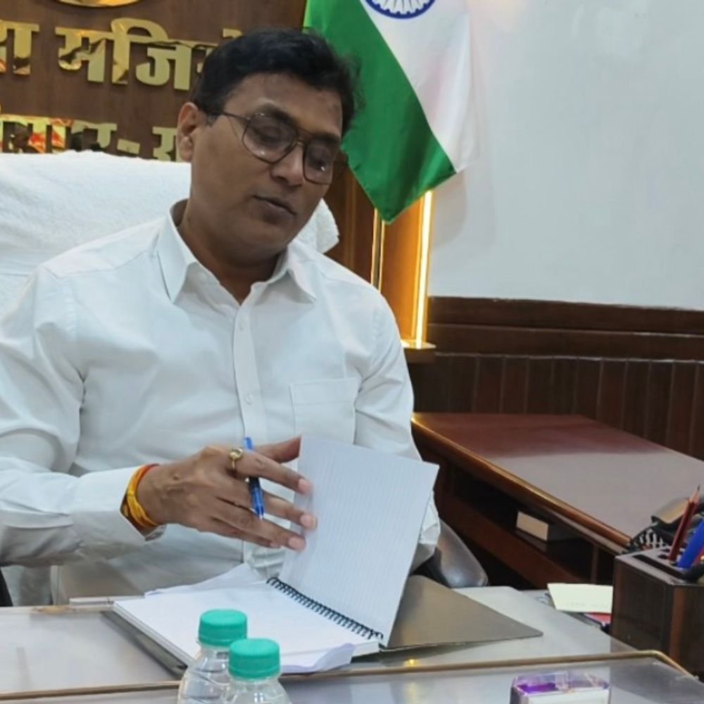 लखीमपुर में तेज हवा और आकाशीय बिजली का अलर्ट:डीएम ने जारी की सुरक्षा एडवाइजरी, स्कूल बंद और घरों में रहने की अपील