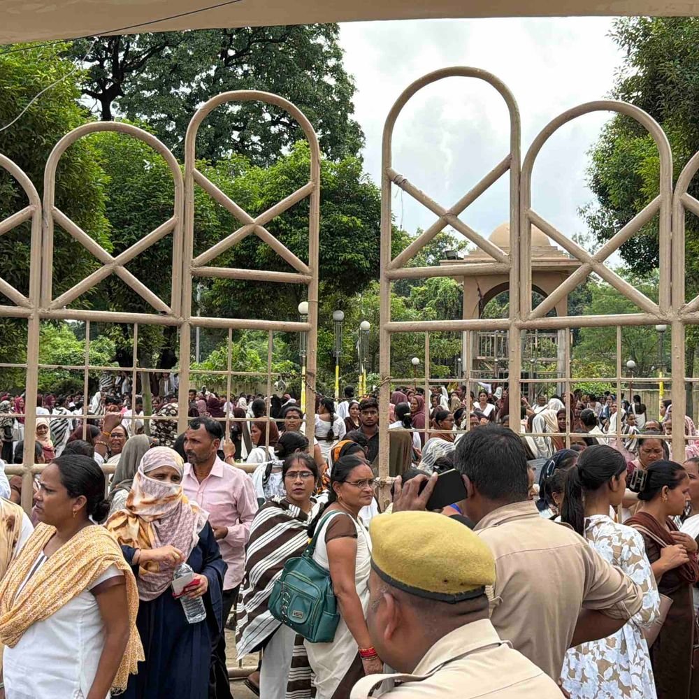 रामपुर में आशा और संगिनी धरने पर बैठीं:कमीशन की जगह स्थायी कर सम्मानजनक वेतन देने की मांग, कलेक्ट्रेट पहुंचीं