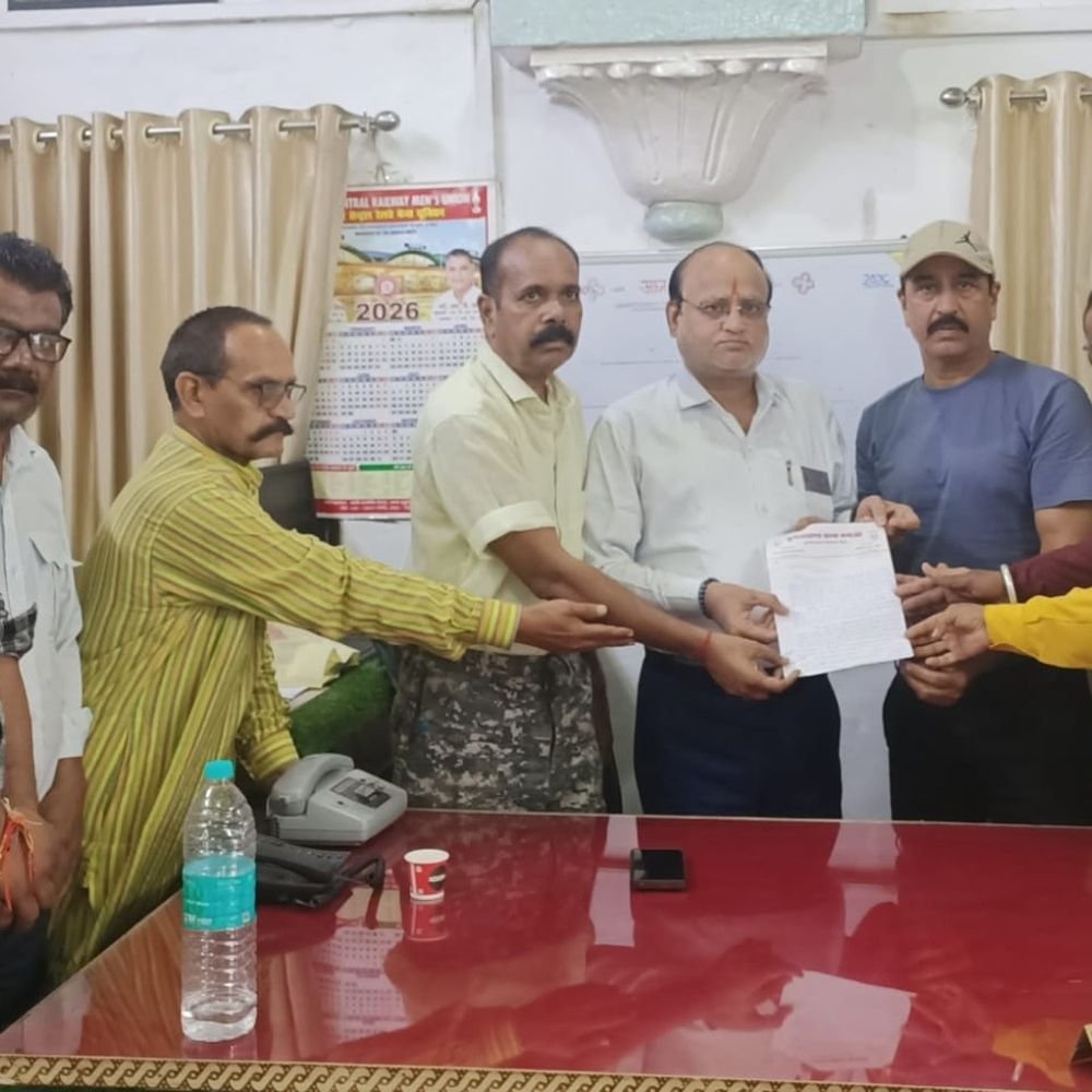 ललितपुर स्टेशन पर निजी वाहनों की एंट्री रोकने का विरोध:बुंदेलखंड विकास सेना ने DRM के नाम सौंपा ज्ञापन