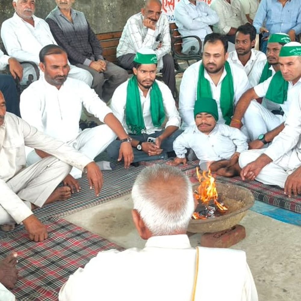 MDA की सद्बुद्धि के लिए किसानों ने किया हवन:मेरठ में रूका हुआ प्रतिकर और प्लॉट देने की मांग को लेकर 17 दिन से जारी प्रदर्शन