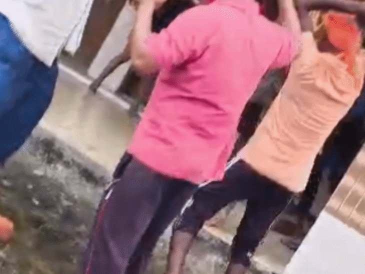 महराजगंज में दो युवकों की बेरहमी से पिटाई:राशन वितरण की शिकायत पर वीडियो बनाने का शक, लाठी-डंडों से पीटा