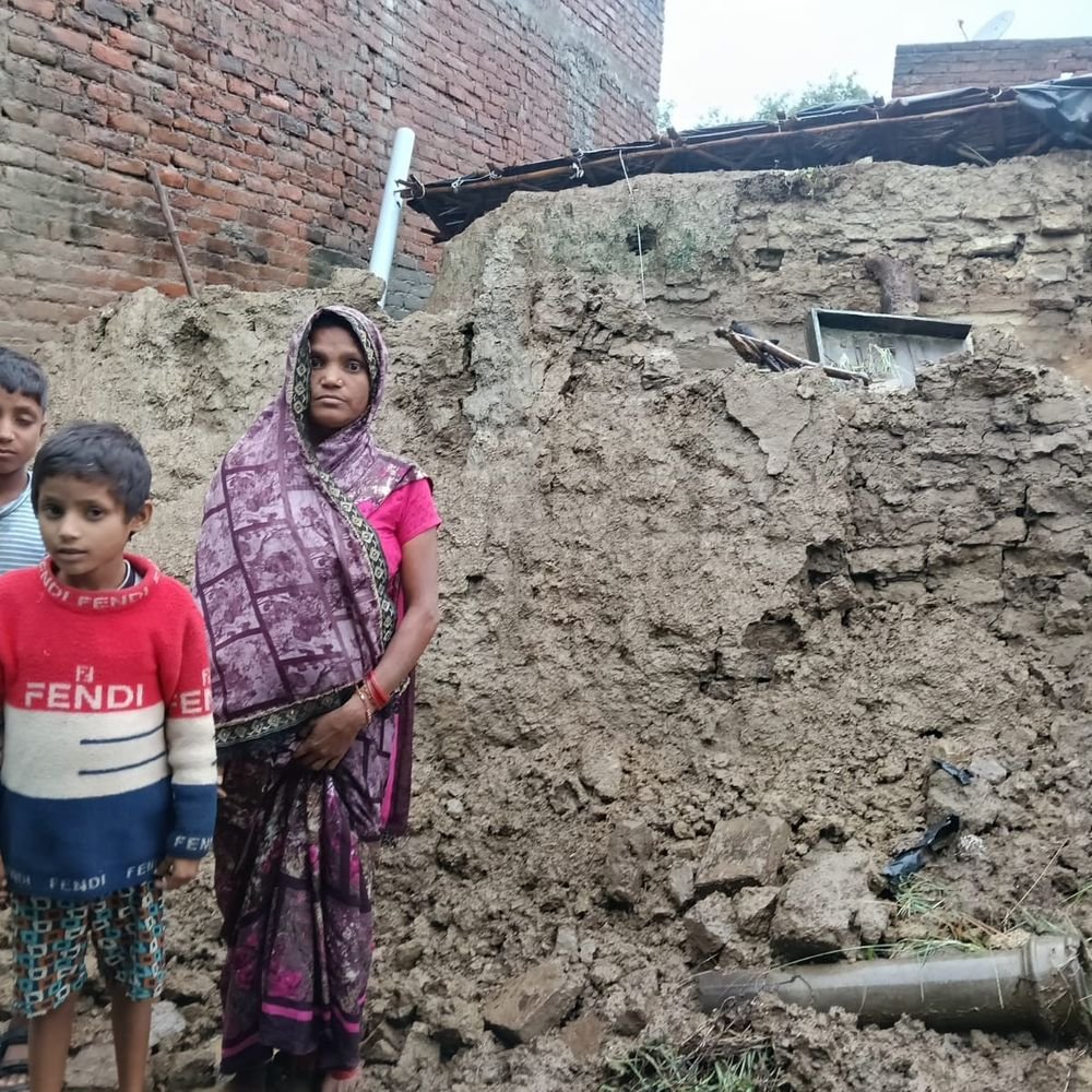 कानपुर देहात में बारिश से बारिश का कहर:25 कच्चे मकान ढहे, मलबे में फंसी महिला को ग्रामीणों ने बचाया, मां-बेटा घायल