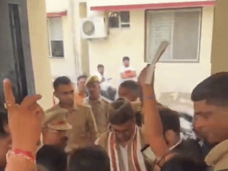 CEC आवास प्रदर्शन मामला,कोर्ट में पेशी के दौरान कांग्रेसी पहुंचे:जेल चले भाई जेल चले' के नारे लगाए, हत्या के प्रयास समेत कई धाराओं में केस दर्ज