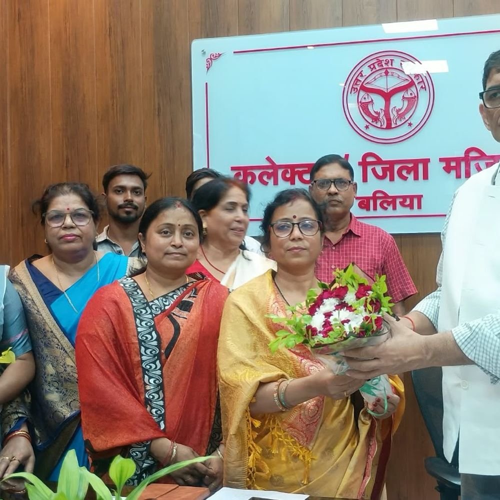महिला सशक्तिकरण को लेकर डीएम से मुलाकात:संध्या पांडेय के नेतृत्व में प्रतिनिधिमंडल ने दी बधाई