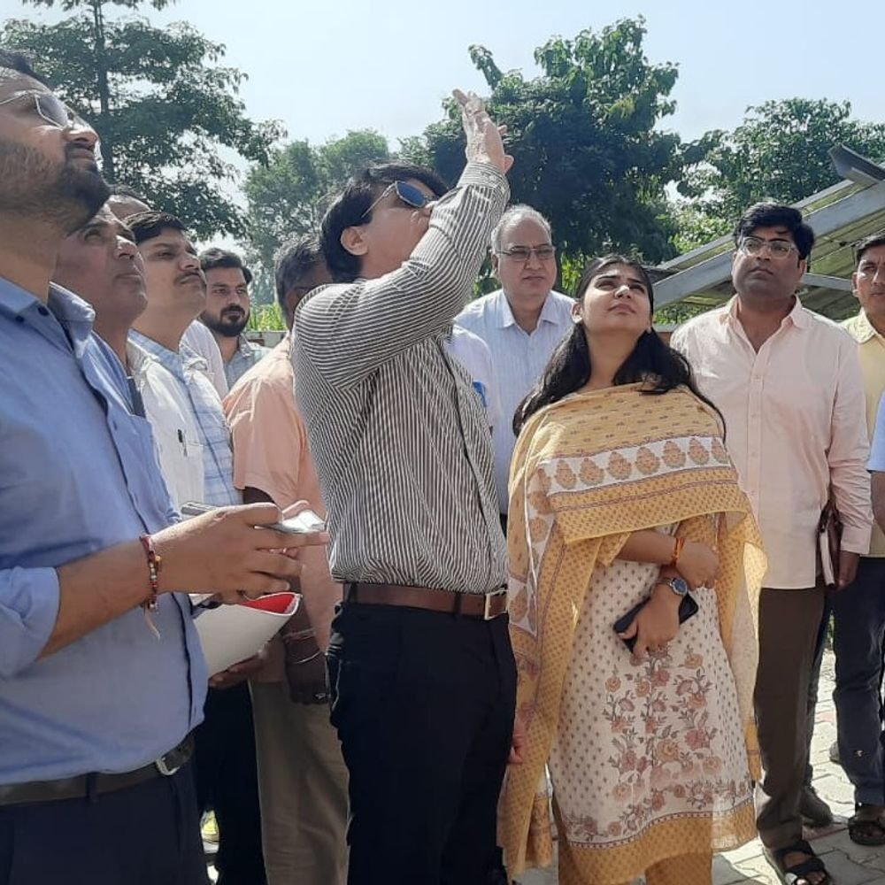 बिजनौर के शरीफपुर में नोडल अधिकारी ने पेयजल योजना देखी:ओवरहेड टैंक, पंप रूम और सोलर पैनल का जायजा लिया