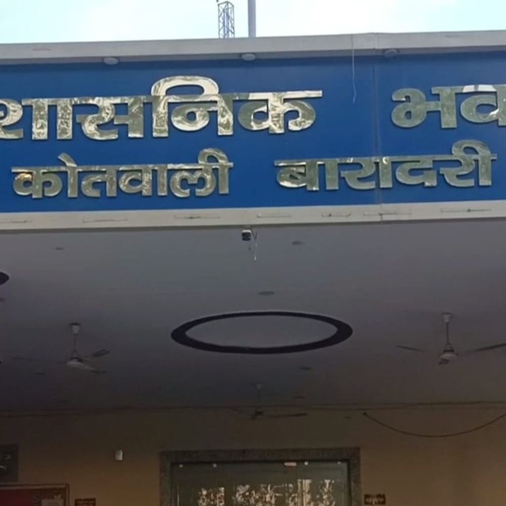 ऑटो का इंतजार कर रही महिला से कुंडल लूटे:गणेशपुरम गेट के पास पीछे से झपटा मारकर वारदात, बाइक सवार तीन युवकों पर आरोप