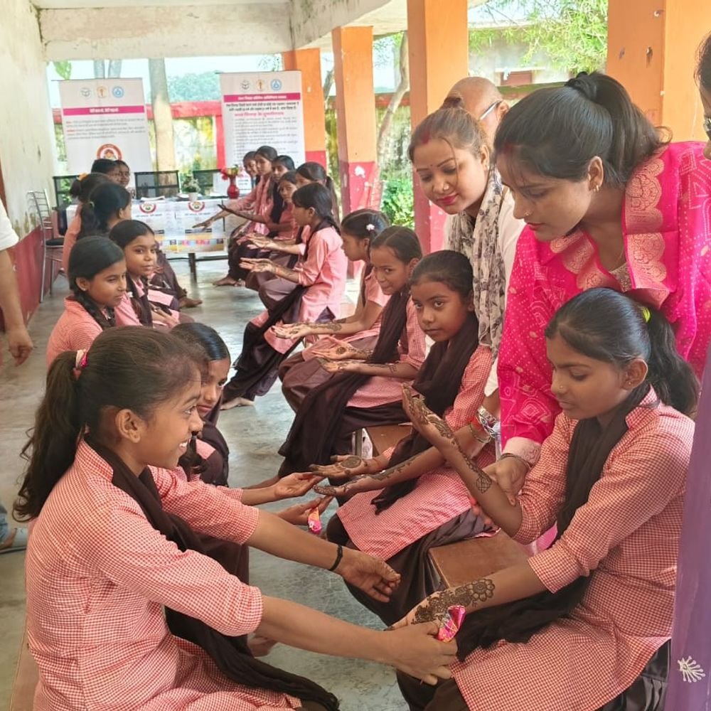 चकया में मेहंदी प्रतियोगिता,बेटियों के अधिकार और सुरक्षा का संदेश:सोनभद्र के संविलियन विद्यालय में जागरूकता कार्यक्रम, 158 छात्र-छात्राएं शामिल