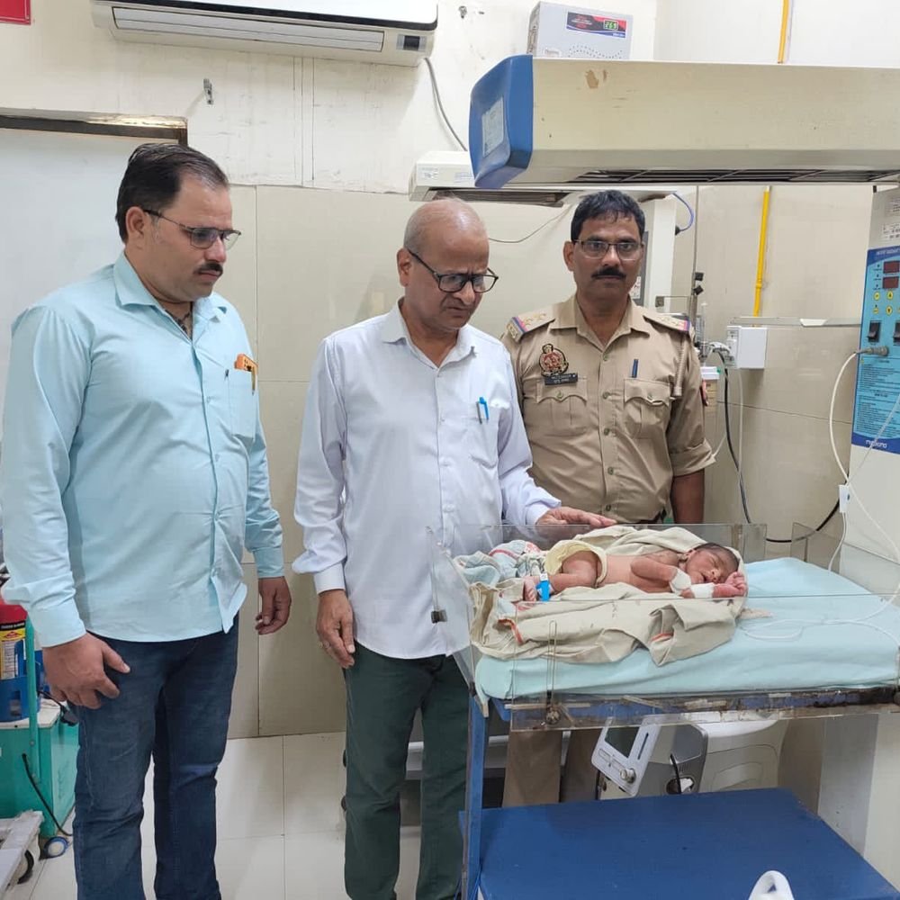 बहराइच में गड्ढे में लावारिस मिला नवजात:पुलिस ने सुरक्षित निकाला, सीडब्ल्यूसी अध्यक्ष ने इलाज के दिए निर्देश
