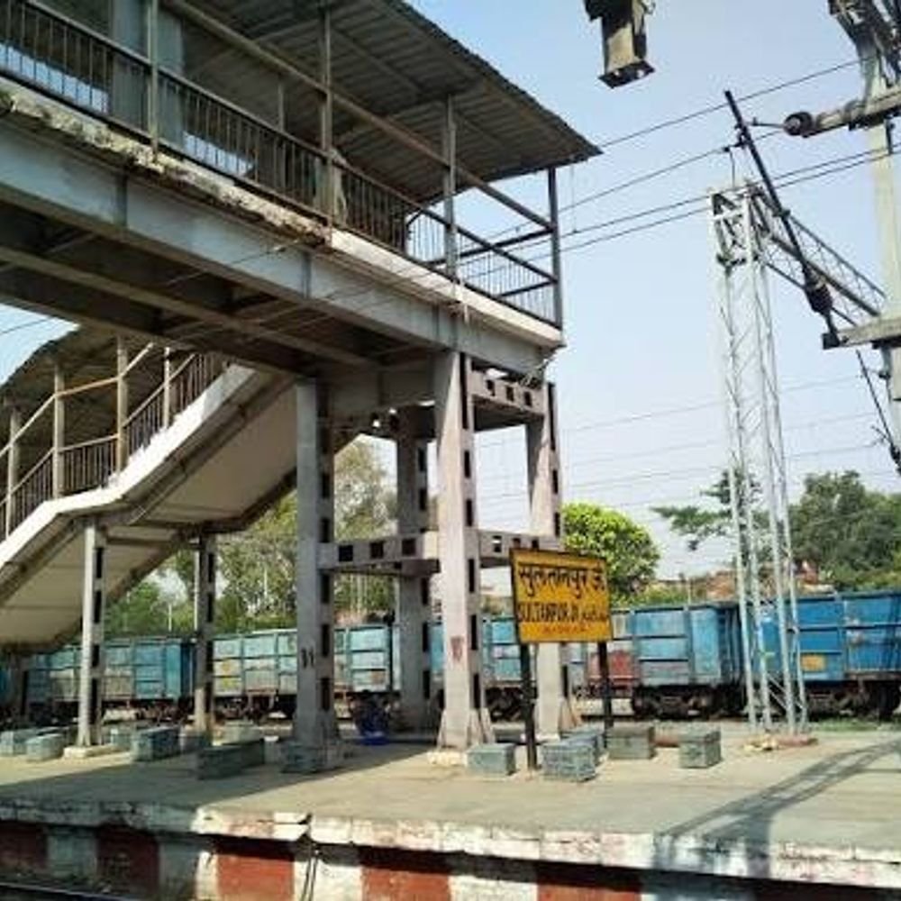 सुल्तानपुर में 1992 में रेलवे फाटक क्षतिग्रस्त करने का मामला:आरोपी ने कोर्ट में अपराध स्वीकार किया, ACJM-III ने 3,500 रुपए जुर्माना लगाया