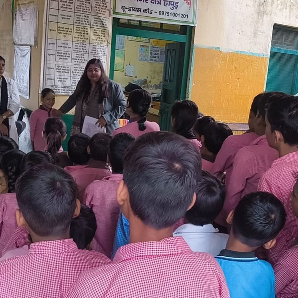 हापुड़ में विद्यार्थियों को पॉक्सो कानून की जानकारी दी:सुरक्षित स्पर्श से लेकर साइबर सुरक्षा तक समझाए अधिकार
