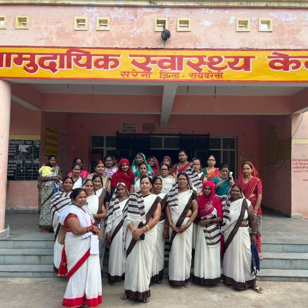 आशा कार्यकर्ताओं ने अपनी मांगों को लेकर किया प्रदर्शन:रायबरेली में सीएचसी अधीक्षक को सौंपा ज्ञापन, 10 हजार मानदेय करने की मांग