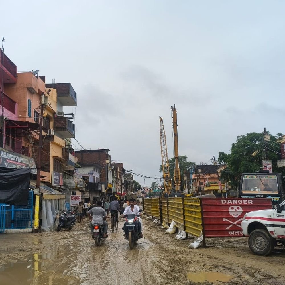 झारखंडी रेलवे क्रॉसिंग पर ओवरब्रिज के लिए अतिक्रमण हटेगा:बलरामपुर में 55 भवन मालिकों को नोटिस, 7 दिन में जमीन खाली करने के निर्देश