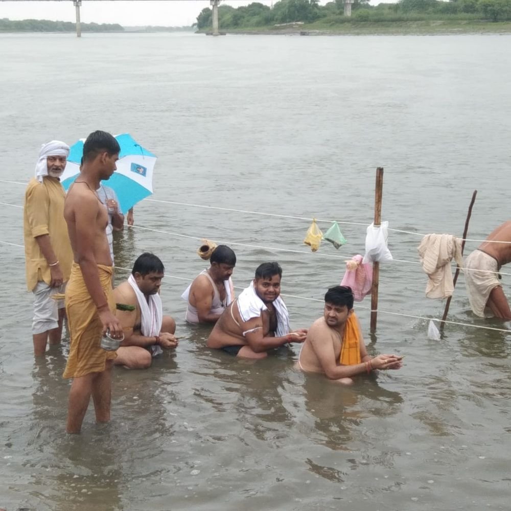 पितृ पक्ष के पहले दिन यमुना घाटों पर उमड़ी आस्था:पूर्वजों की आत्मशांति के लिए किया तर्पण