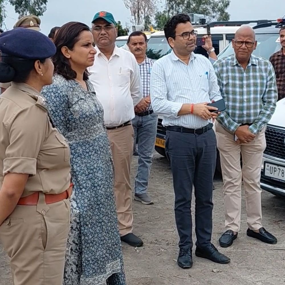 डीएम-एसपी ने पांचाल घाट पर विसर्जन व्यवस्था देखी:गणेश प्रतिमाओं के भू-विसर्जन के लिए जेसीबी से खोदे गड्ढे, बड़ी संख्या में पहुंचेंगे लोग