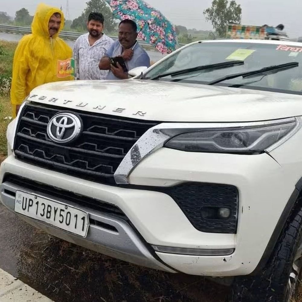 गंगा एक्सप्रेस-वे पर भाजपा विधायक की फॉर्च्यूनर का टायर फटा:पोल से टकराकर पूरी गाड़ी चकनाचूर; MLA चंद्रपाल लोधी समेत 2 घायल