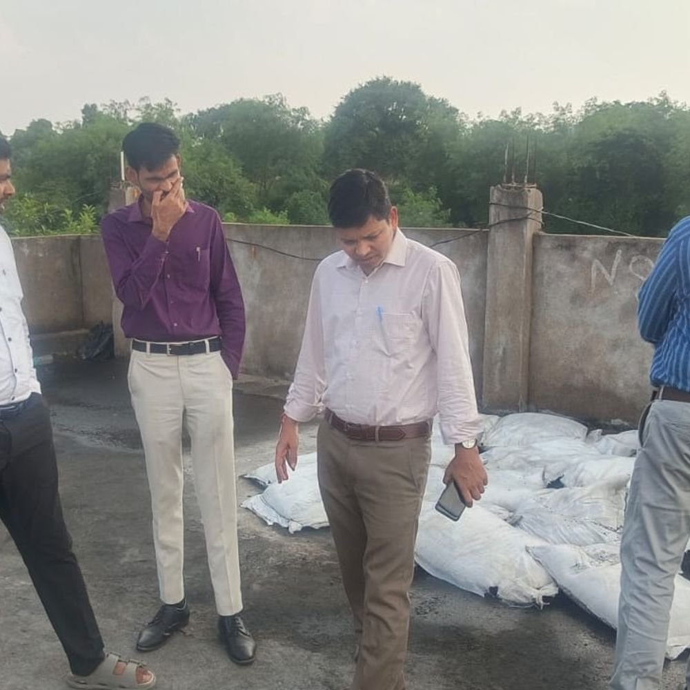 ललितपुर में नकली खाद बनाने का भंडाफोड़:217 बोरियां नकली खाद मिलीं, डीएपी की खाली बोरियां भी बरामद, दो लोग फरार