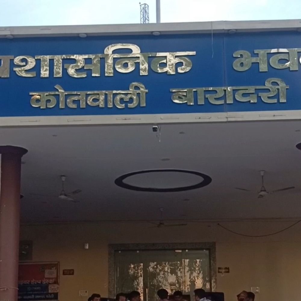 बरेली में आयुर्वेदिक कंपनी के दफ्तर से 3 मोबाइल चोरी:UPI से दो खातों से 1.95 लाख निकाले; कर्मचारी ने साथी पर लगाया आरोप