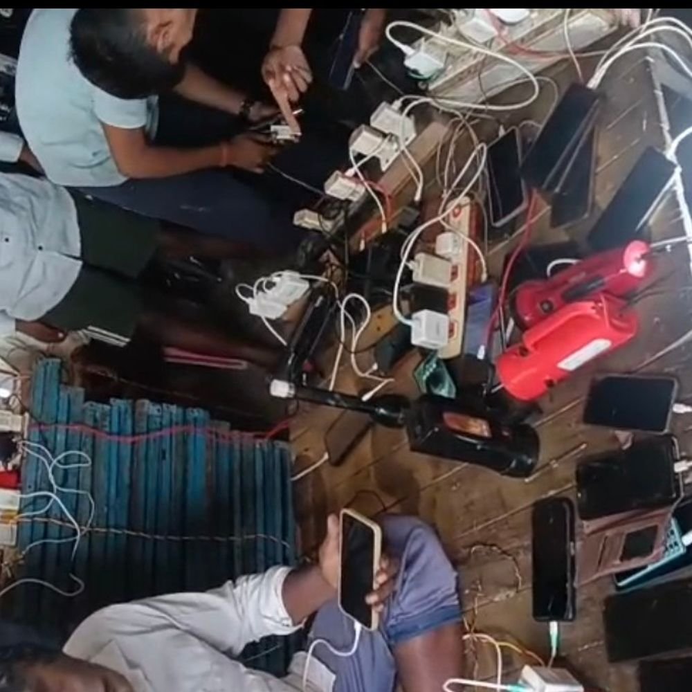 आंधी-तूफान से बिजली गुल, जनरेटर से चार्ज किए गए मोबाइल:लखीमपुर खीरी के सिसवारा रेहुआ गांव में तार टूटे, घरों में छाया अंधेरा
