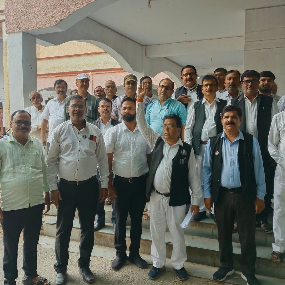 ज्वाइंट मजिस्ट्रेट के खिलाफ अधिवक्ताओं का प्रदर्शन:पत्रावलियों के निस्तारण में लापरवाही का आरोप, बार काउंसिल अध्यक्ष को हटाने की भी मांग