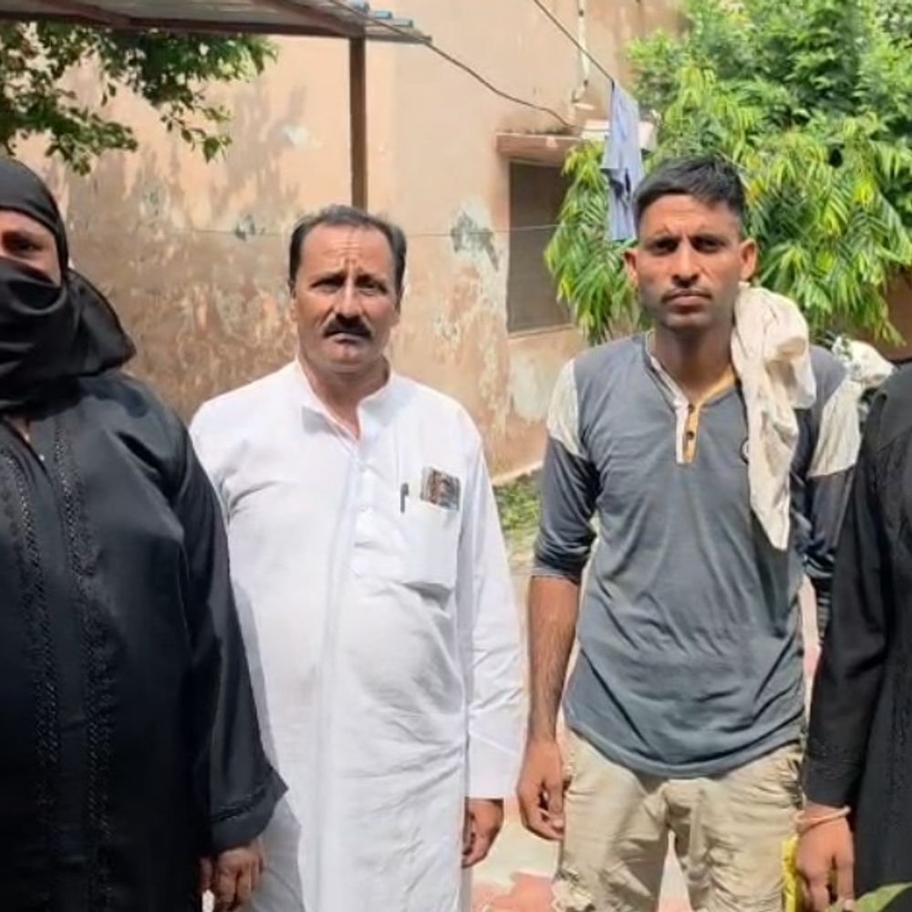 बुलंदशहर में सुनार ने महिला के असली गहने बदले:मकान बनवाने के लिए गिरवी रखे थे 8 गहने, नकली लौटाने पर पीड़िता पहुंची एसएसपी के पास
