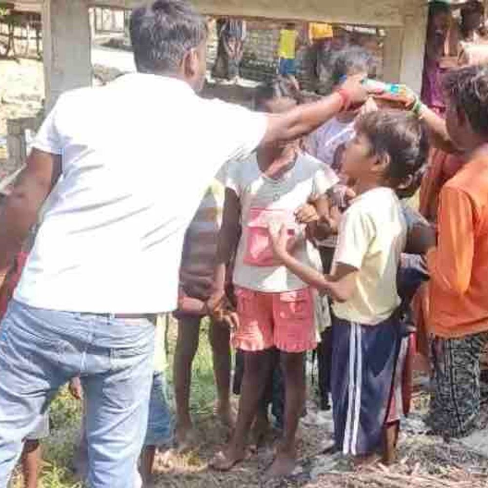 गोरखपुर में बाढ़ से बिगड़े हालात:बहरामपुर दक्षिणी में नावों से पहुंचाई जा रही मदद, लंच पैकेट और पशुओं का चारा भी मिल रहा