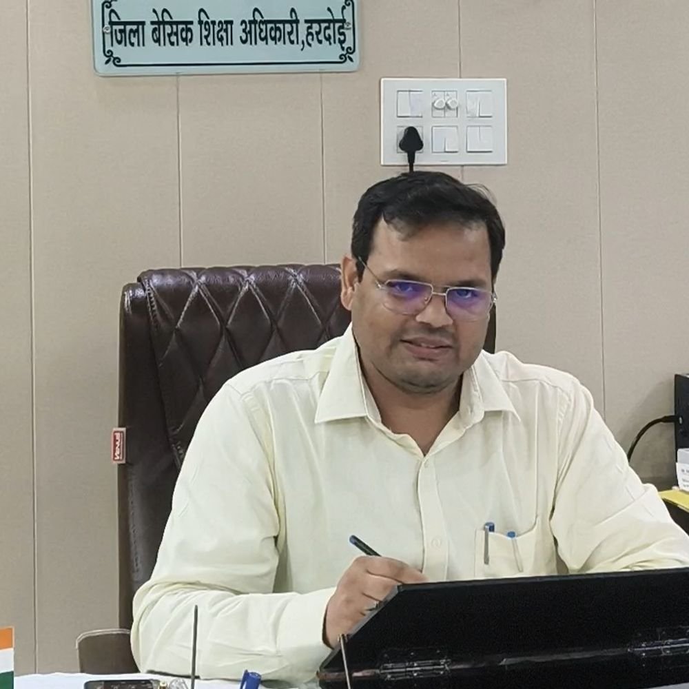 हरदोई में 10 खंड शिक्षा अधिकारियों के कार्यक्षेत्र बदले:प्रियंका सिंह को संडीला की जिम्मेदारी, कई को अतिरिक्त प्रभार
