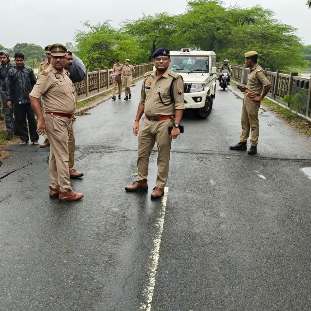 बारिश में भैंसटा पुल की अप्रोच सड़क धंसी:भारी वाहनों की आवाजाही रोकी, पुलिस ने वाहनों को डायवर्ट किया