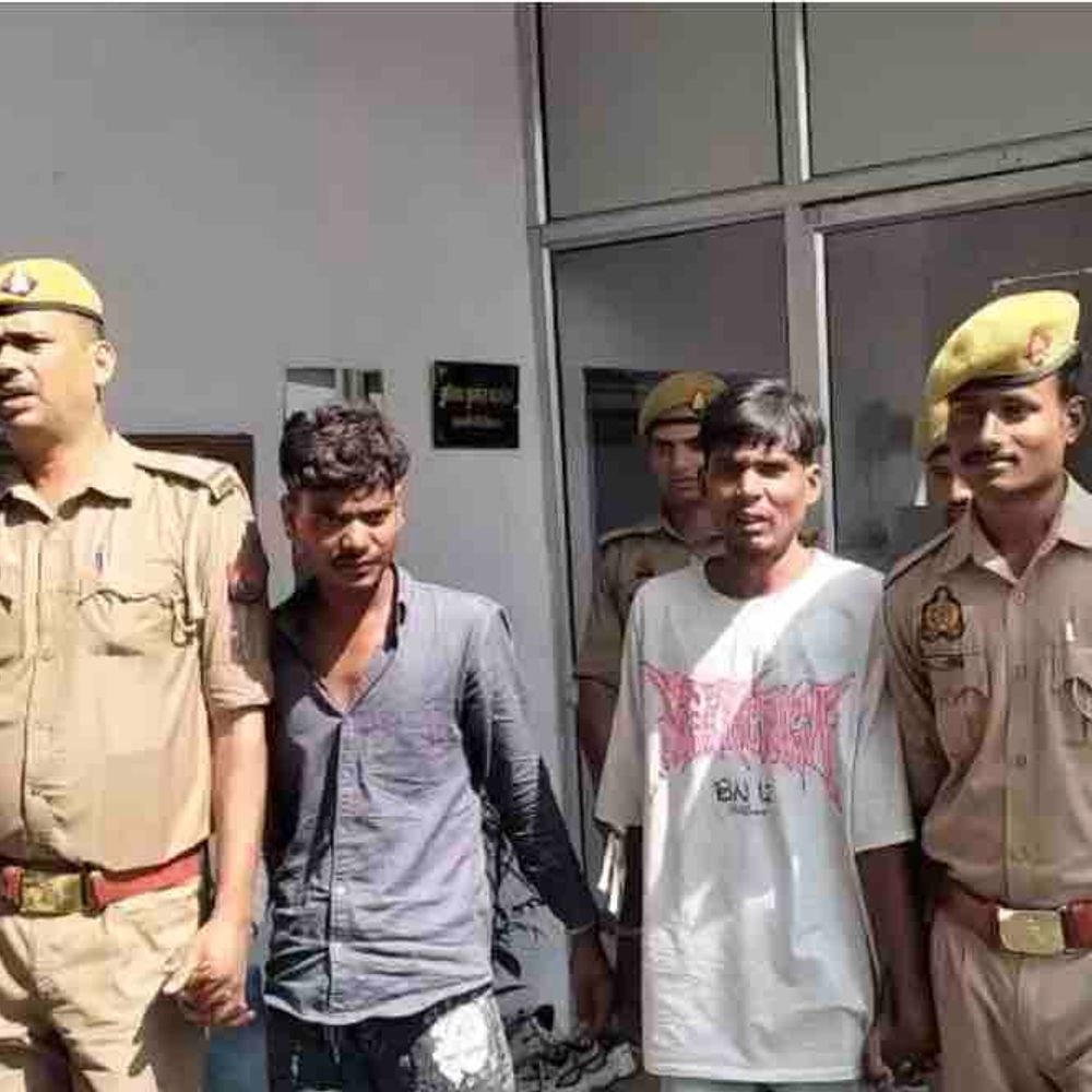 स्कूटी की डिग्गी में तमंचे लेकर घूम रहे दो गिरफ्तार:कानपुर में चेकिंग के दौरान पुलिस को देख भागे, घेराबंदी कर दबोचा
