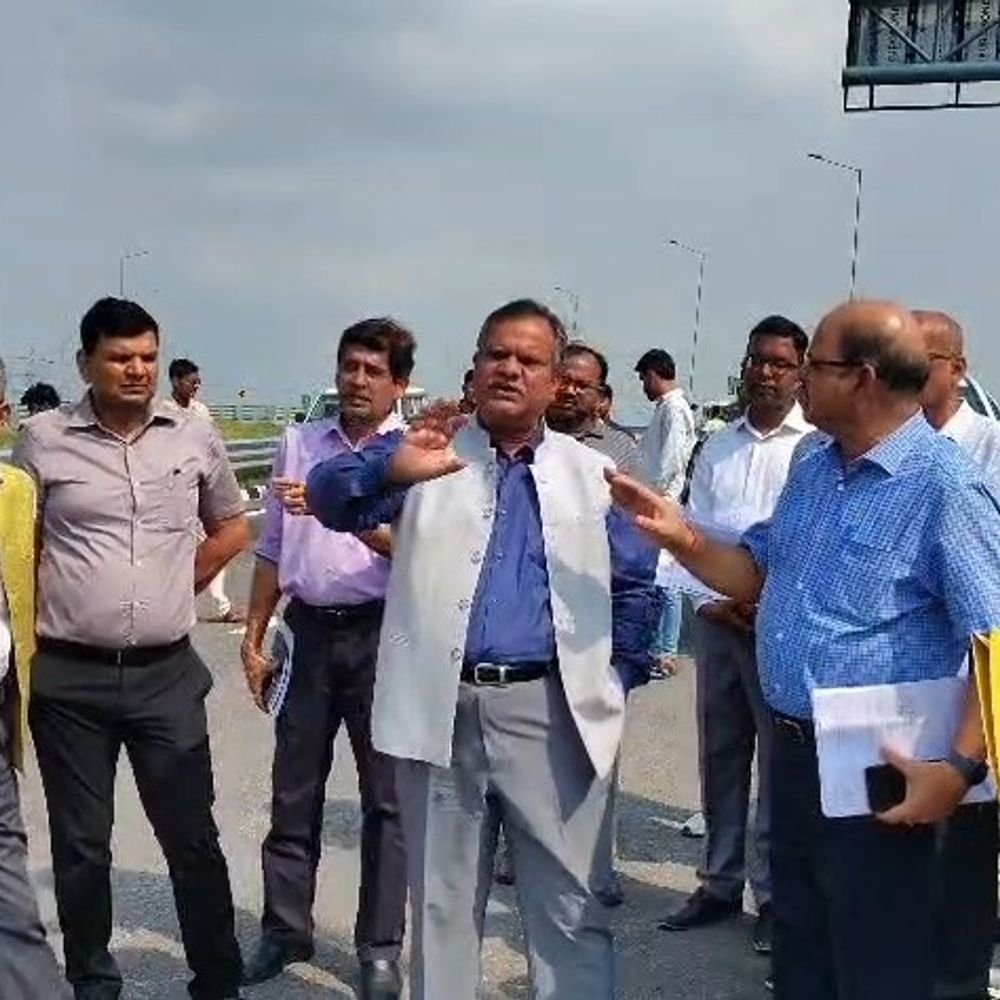 गंगा एक्सप्रेसवे पर 'रेन कट' से आई दरार, VIDEO:अफसरो ने निरीक्षण किया, मरम्मत का काम शुरू