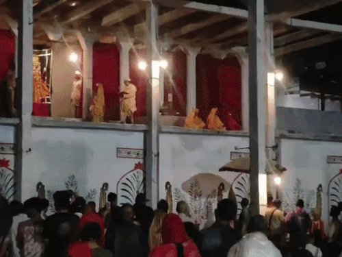 रामनगर की रामलीला में बारिश के बीच हुआ श्रीराम जन्म:काशी नरेश ने वाहन से पहुंचकर देखी लीला, मंगलगीतों पर झूमे श्रद्धालु