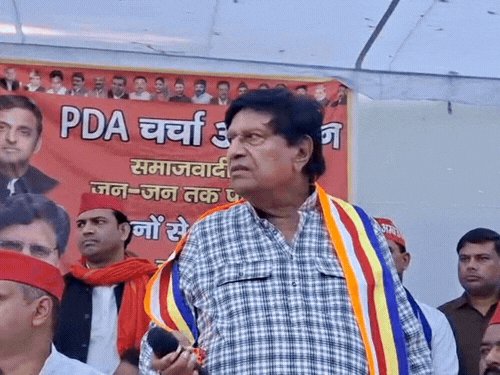 मुरादाबाद में सपा सांसद ने मंच से माइक फेंका:रामजी लाल सुमन के भाषण बीच बंद हो गया था माइक; सपाई मनाते रहे, फिर नहीं बोले
