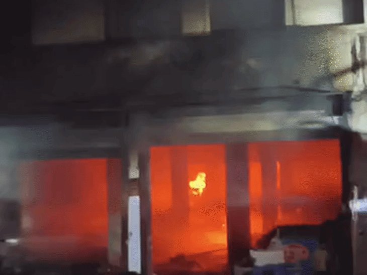 हरदोई में शॉपिंग मॉल में भीषण आग, VIDEO:दमकल टीम ने आसपास की दुकानें खाली कराईं, लाखों के नुकसान की आशंका