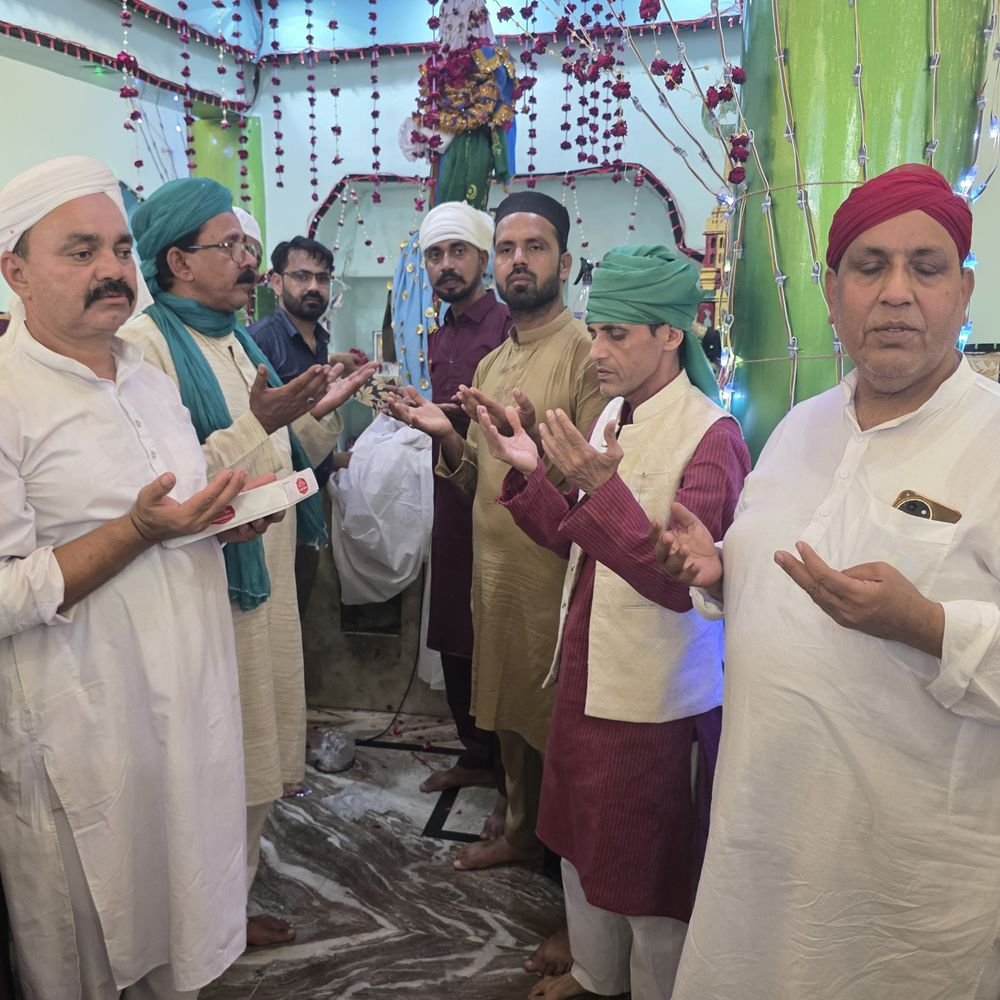 संभल में 17वीं पर दरगाह गोस पाक में उमड़ी भीड़:अमन-शांति के लिए मांगी दुआ, मेले में झूलों और दुकानों पर रही रौनक