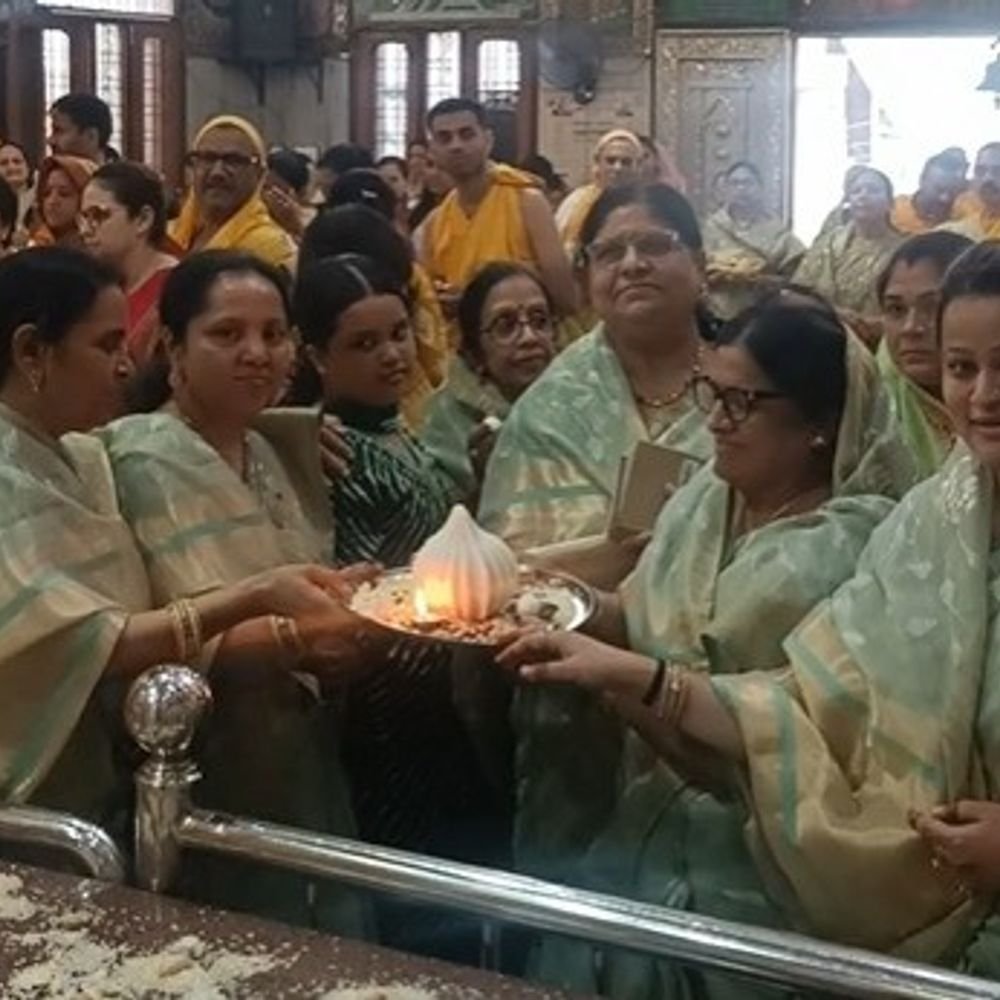 गोमती नगर में उत्तम ब्रह्मचर्य पूजा:जैन मंदिर में अंतिम दिन अनुष्ठान, वासुपूज्य भगवान को लाडू अर्पित किया
