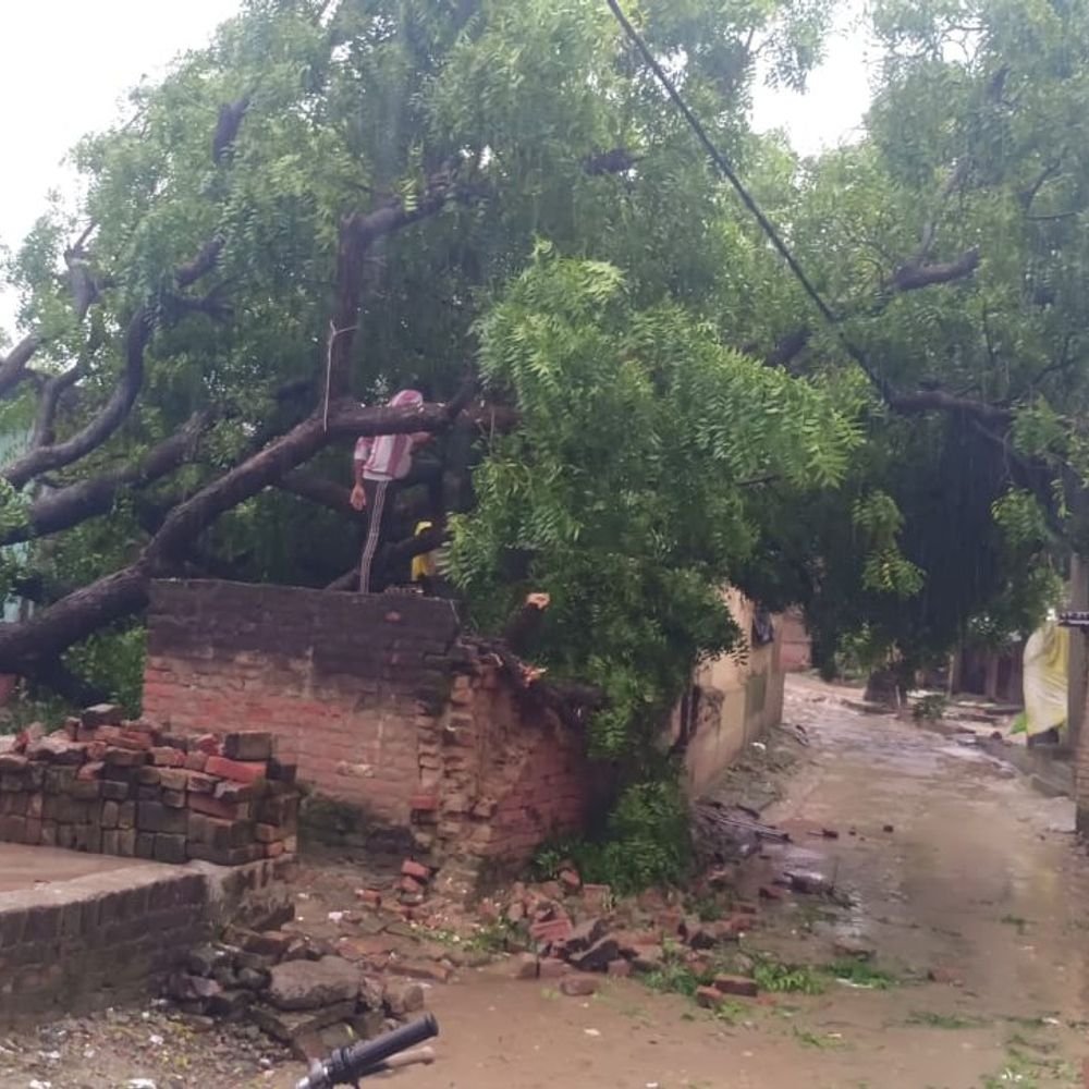 सुल्तानपुर में बारिश-तूफान से भारी नुकसान, 42 मकान गिरे:1,070 बिजली पोल और 89 ट्रांसफार्मर टूटे; टार्च की रौशनी में पढ़ रहे बच्चे