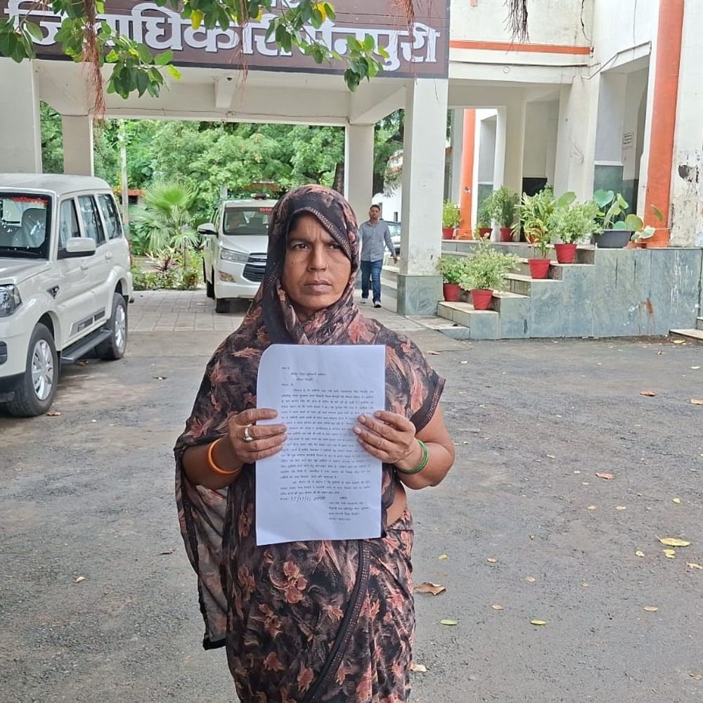 विधवा महिला को पंचायत भवन से बेघर करने का आरोप:मैनपुरी में जर्जर मकान गिरने पर पंचायत भवन में रह रही थी