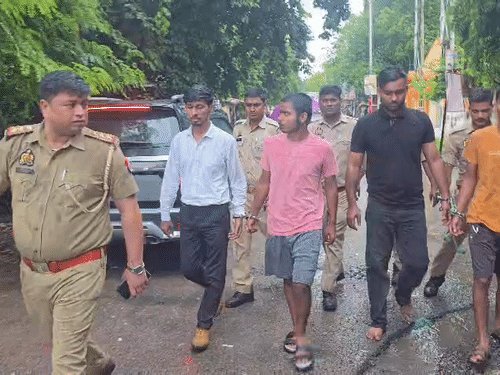 गणेश विसर्जन यात्रा में बमबाजी करने वाले 4 आरोपी अरेस्ट:बारिश में जुड़वा भाइयों समेत बदमाशों का निकाला एक Km लंबा जुलूस