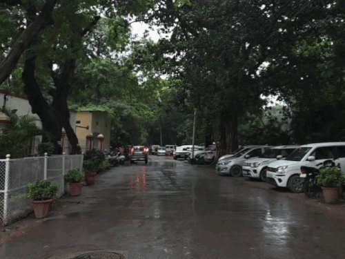 वाराणसी में लगातार हो रही बारिश,7 डिग्री गिरा पारा:मौसम वैज्ञानिक बोले-उत्तरी छत्तीसगढ़ में बने निम्न दबाव का असर, आगे 24 घंटे का येलो अलर्ट किया जारी