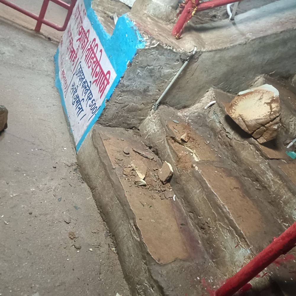 चित्रकूट की गुप्त गोदावरी गुफा में बढ़ा पानी का रिसाव:पत्थर गिरने के खतरे के चलते शुक्रवार से बंद, लगातार बारिश से बढ़ा पानी का बहाव