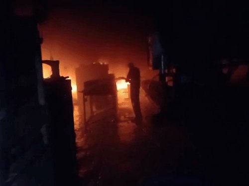 कानपुर में जूता फैक्ट्री में भीषण आग:लाखों का तैयार माल जला, अगले महीने विदेश भेजना था; 2 घंटे में आग पर काबू